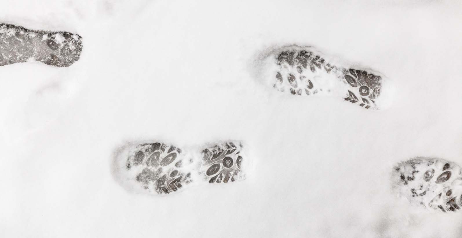 Дорожка следов обуви на снегу